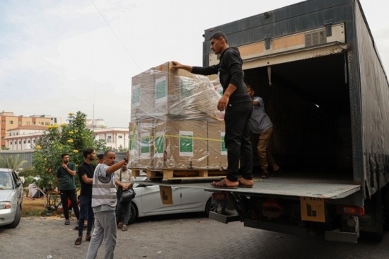  10月29日，工作人員在加沙地帶南部城市汗尤尼斯的一家醫(yī)院搬運醫(yī)療援助物資。新華社發(fā)（里澤克·阿卜杜勒賈瓦德攝）