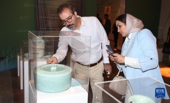 10月30日，人們在伊朗德黑蘭伊朗國家藝術(shù)科學(xué)院觀看展出的展品。新華社記者 沙達(dá)提 攝