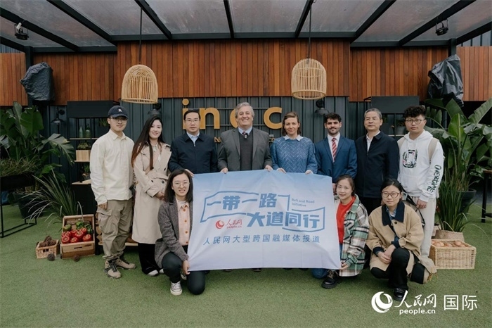 在烏拉圭第118屆普拉多牧農(nóng)業(yè)國(guó)際博覽會(huì)上，烏拉圭國(guó)家肉類協(xié)會(huì)主席與人民網(wǎng)記者合影。人民網(wǎng)記者 張若涵攝