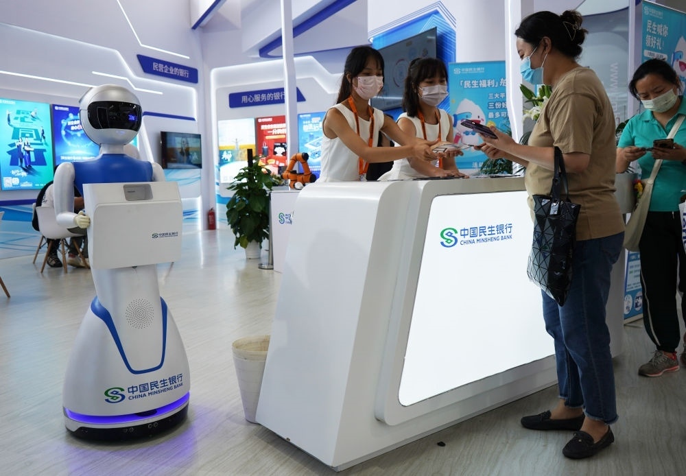 2022年9月4日，在服貿(mào)會首鋼園區(qū)金融服務專題展上，參觀者在中國民生銀行展臺咨詢金融業(yè)務。新華社記者 金皓原 攝