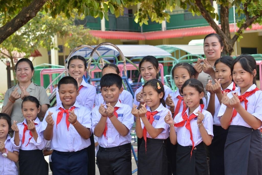 在采訪中，中老友好農(nóng)冰村小學(xué)師生為老中友誼“比心”。