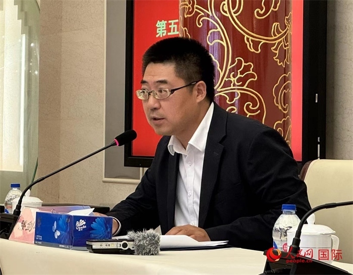 10月31日，歐美同學(xué)會副秘書長滕劍峰在第五屆中法文化論壇媒體吹風(fēng)會上講話。（人民網(wǎng) 謝瑩攝）