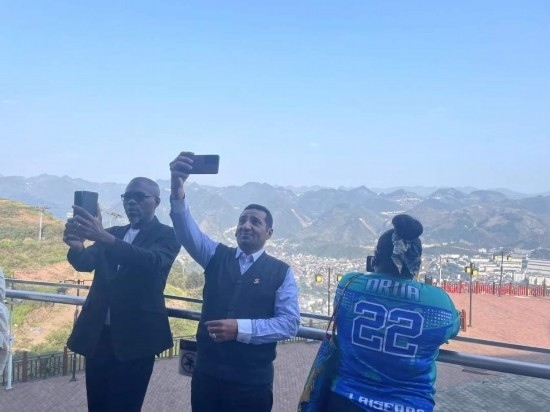 外媒記者在天釀景區(qū)拍照留念。本報(bào)記者葉子攝