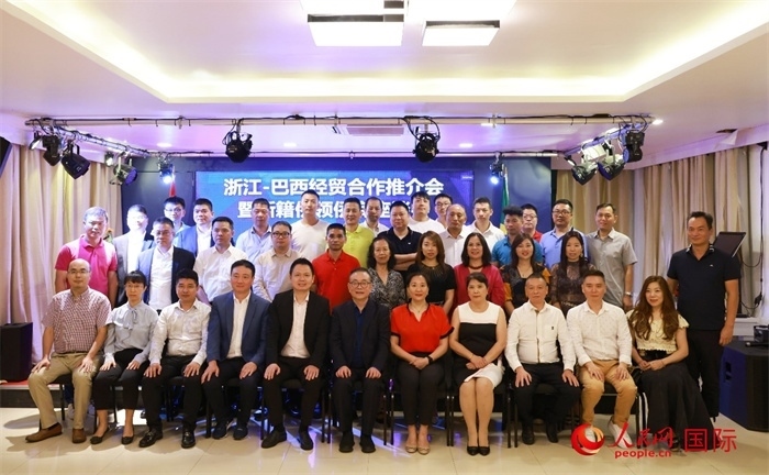 與會(huì)嘉賓合影。人民網(wǎng)記者 陳海琪攝