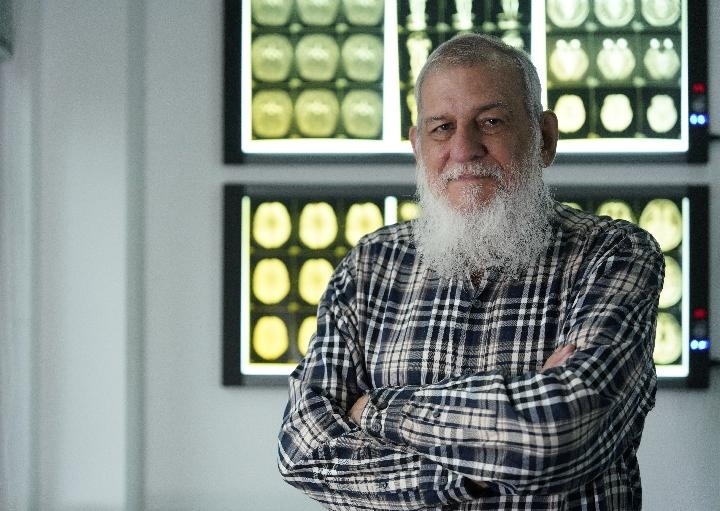 10月31日，古巴科學(xué)家裴德樂在電子科技大學(xué)校園內(nèi)。