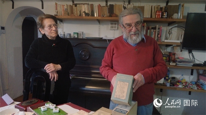 艾麗西亞·奧夫雷貢（左）和馬里奧·帕佐斯向記者展示家中收藏的西班牙語版《紅樓夢》。人民網(wǎng)記者 張若涵攝