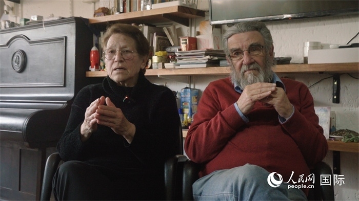 艾麗西亞·奧夫雷貢（左）和馬里奧·帕佐斯接受人民網(wǎng)專訪。人民網(wǎng)記者 張若涵攝