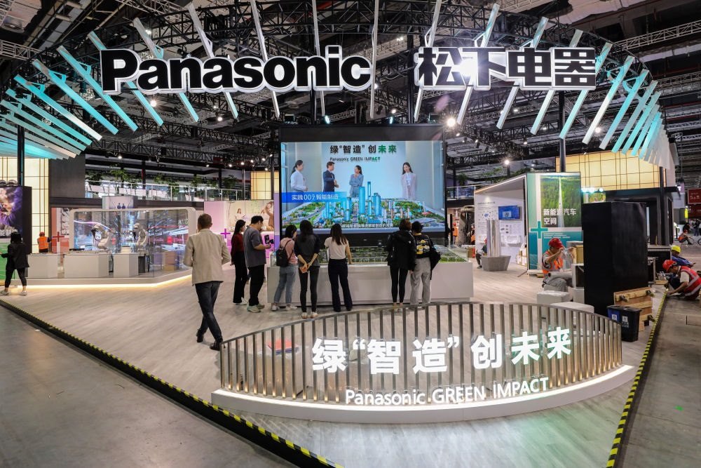 2023年11月2日，工作人員在進(jìn)博會松下電器展位做準(zhǔn)備工作。新華社記者 辛夢晨 攝