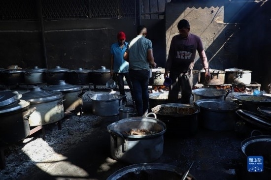 11月3日，在加沙地帶南部城市拉法，人們在煤氣中斷后用柴火做飯。新華社發(fā)（里澤克·阿卜杜勒賈瓦德攝）