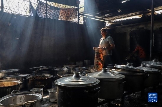 11月3日，在加沙地帶南部城市拉法，人們在煤氣中斷后用柴火做飯。新華社發(fā)（里澤克·阿卜杜勒賈瓦德攝）