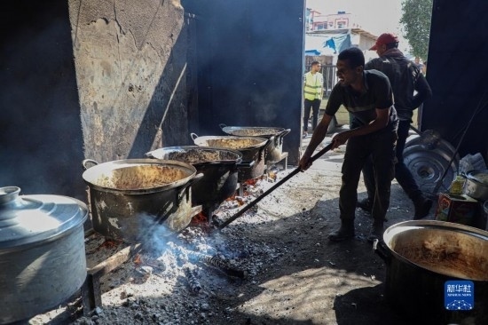 11月3日，在加沙地帶南部城市拉法，人們在煤氣中斷后用柴火做飯。新華社發(fā)（里澤克·阿卜杜勒賈瓦德攝）
