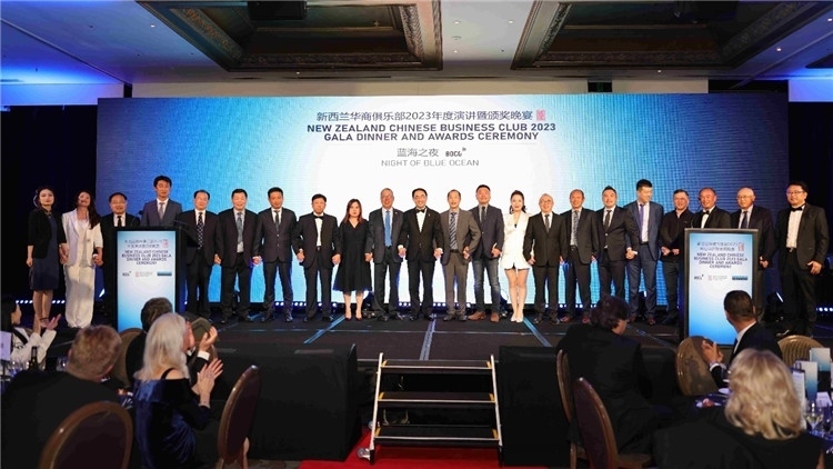 新西蘭華商聯(lián)合總會首批會員代表上臺亮相。攝影：張凱