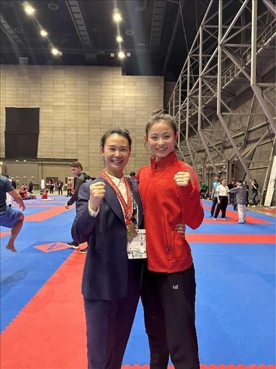 教練李紅（左）與龔莉（右）在2023年匈牙利布達佩斯世界空手道錦標賽上合影。受訪者供圖