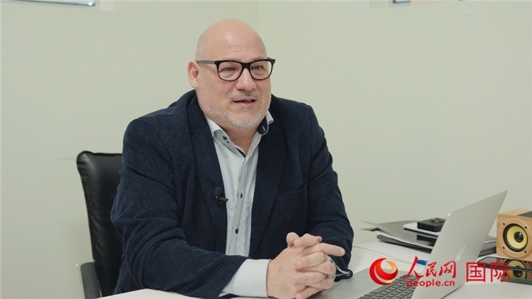 烏拉圭《共和國報》總編輯胡安·布蘭卡接受人民網專訪。人民網記者 張若涵攝