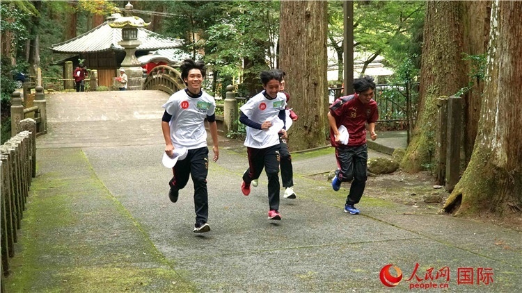 中日青少年在百年古剎里奔跑，揮灑青春的汗水。人民網(wǎng) 蔣曉辰攝