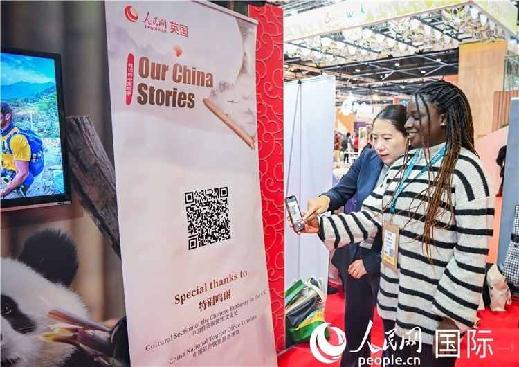 觀眾掃碼《我們的中國故事》系列視頻。人民網(wǎng) 郭錦標(biāo)攝