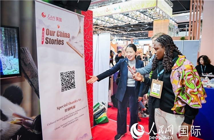 觀眾掃碼《我們的中國故事》系列視頻。人民網(wǎng) 郭錦標(biāo)攝