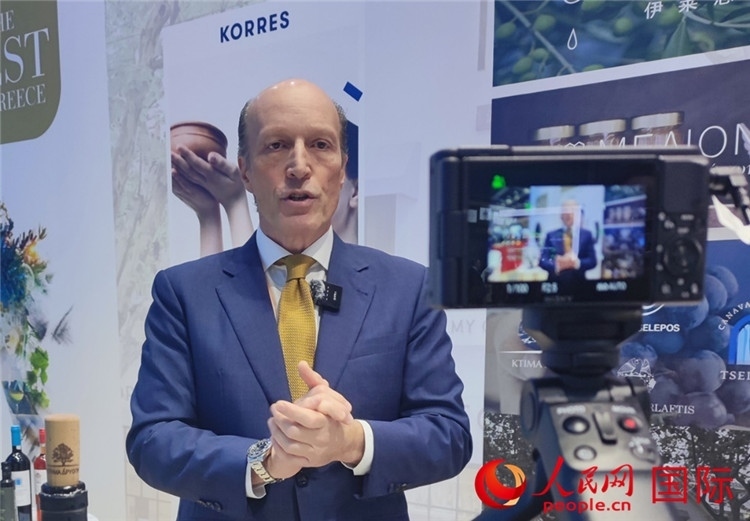 希華集團創(chuàng)始人兼首席執(zhí)行官甘德密先生接受采訪。人民網(wǎng) 殷韜攝