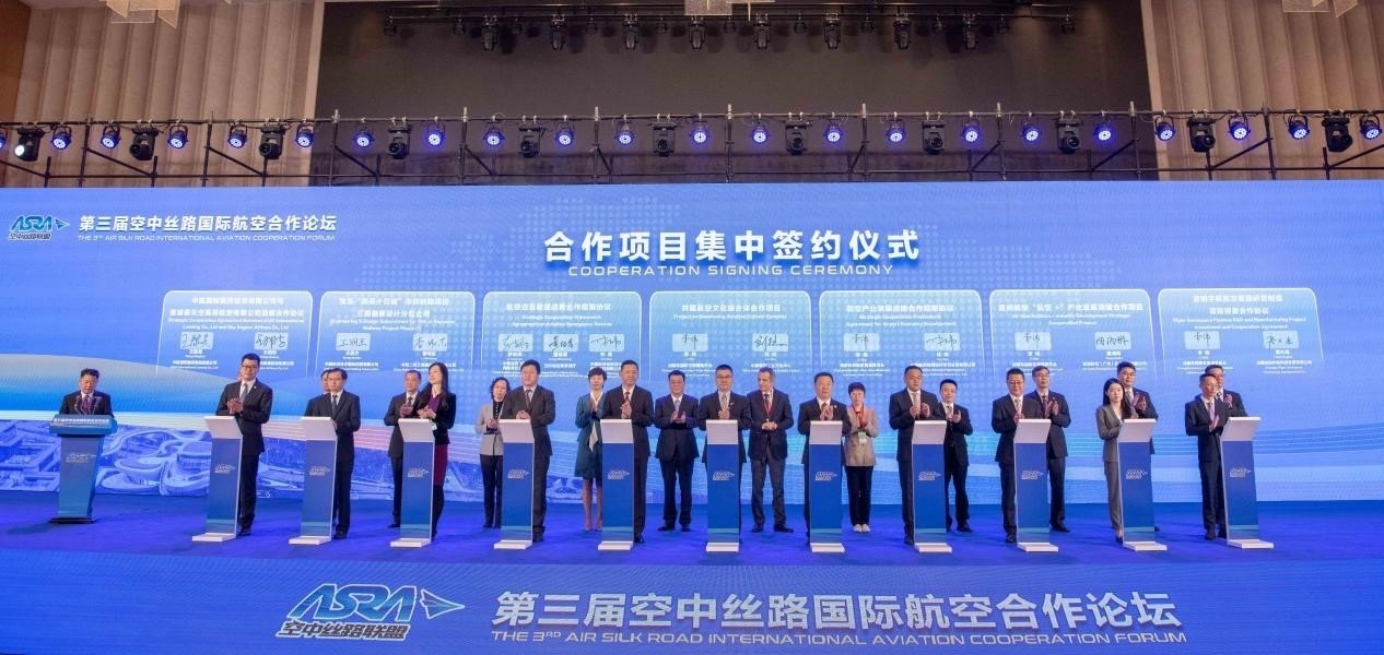 圖為7個(gè)國(guó)內(nèi)外合作項(xiàng)目現(xiàn)場(chǎng)簽約。人民網(wǎng)記者 唐宋攝