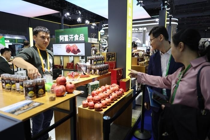 11月6日，在第六屆進(jìn)博會(huì)食品及農(nóng)產(chǎn)品展區(qū)，阿富汗食品吸引參展人員。