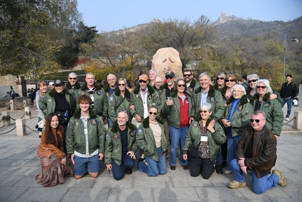 2023年10月29日，飛虎隊(duì)老兵莫耶一行人在北京八達(dá)嶺長(zhǎng)城合影留念。當(dāng)日，美中航空遺產(chǎn)基金會(huì)訪華代表團(tuán)成員陸續(xù)抵達(dá)北京。新華社記者 任超 攝