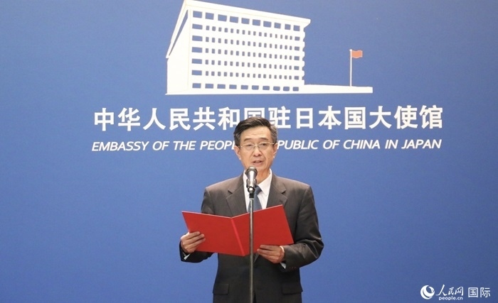 中國駐日本大使館教育處公使銜參贊杜柯偉宣讀獲獎(jiǎng)人員名單。人民網(wǎng) 許可攝