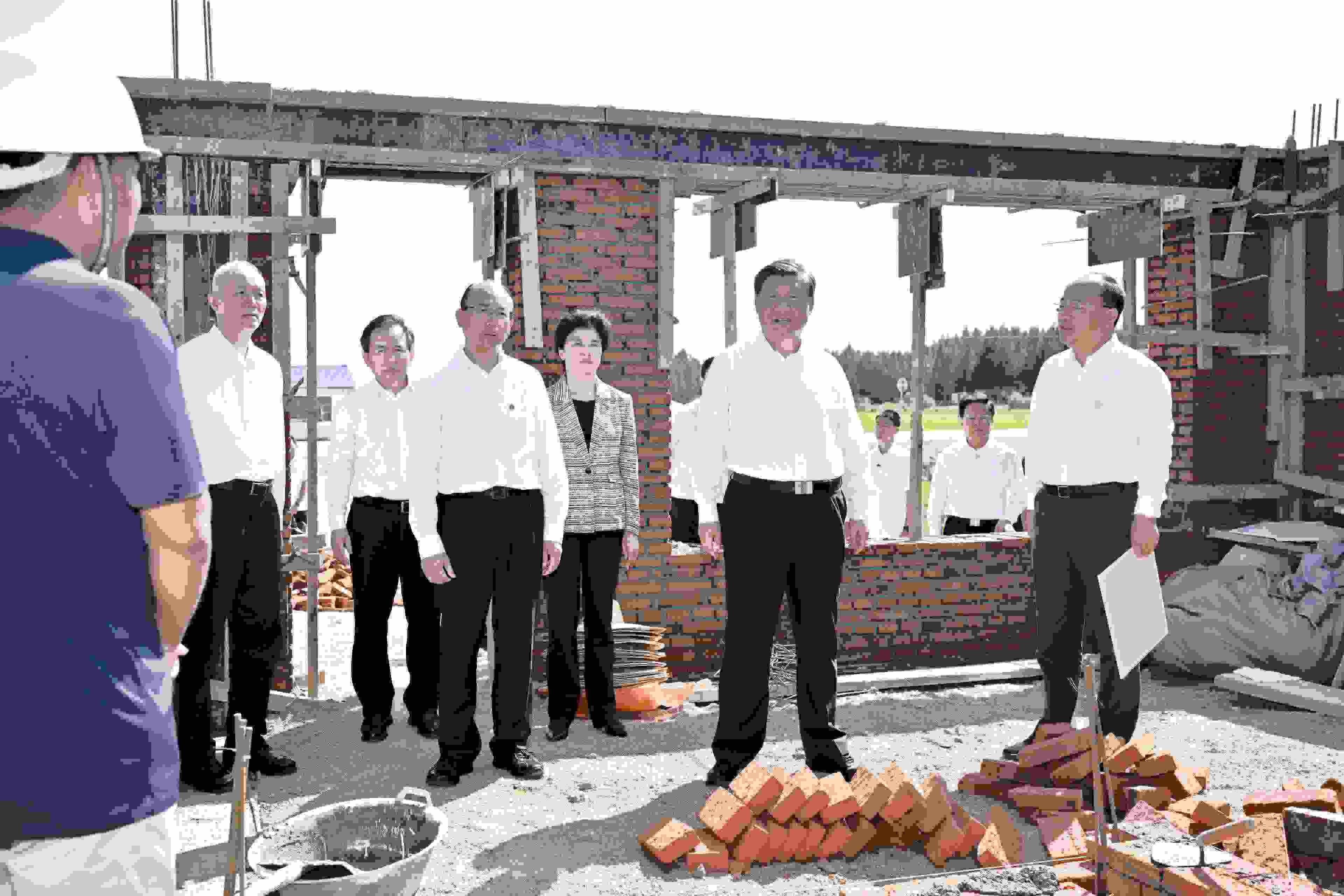 2023年9月7日，習(xí)近平總書記在遭受洪澇災(zāi)害的黑龍江省哈爾濱尚志市老街基鄉(xiāng)龍王廟村，察看水毀房屋重建情況。