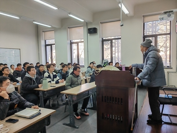 鐘萬勰院士為研究生上課。大連理工大學(xué)供圖