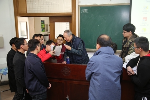 鐘萬勰院士為學(xué)生們答疑解惑。大連理工大學(xué)供圖