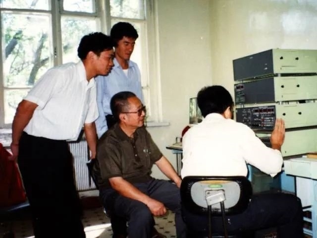 秦裕琨與團(tuán)隊(duì)在一起。哈爾濱工業(yè)大學(xué)供圖