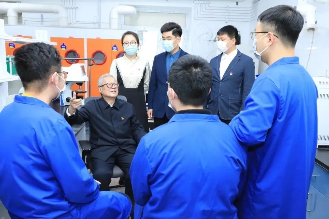 秦裕琨院士在實(shí)驗(yàn)室與青年師生交流。哈爾濱工業(yè)大學(xué)供圖