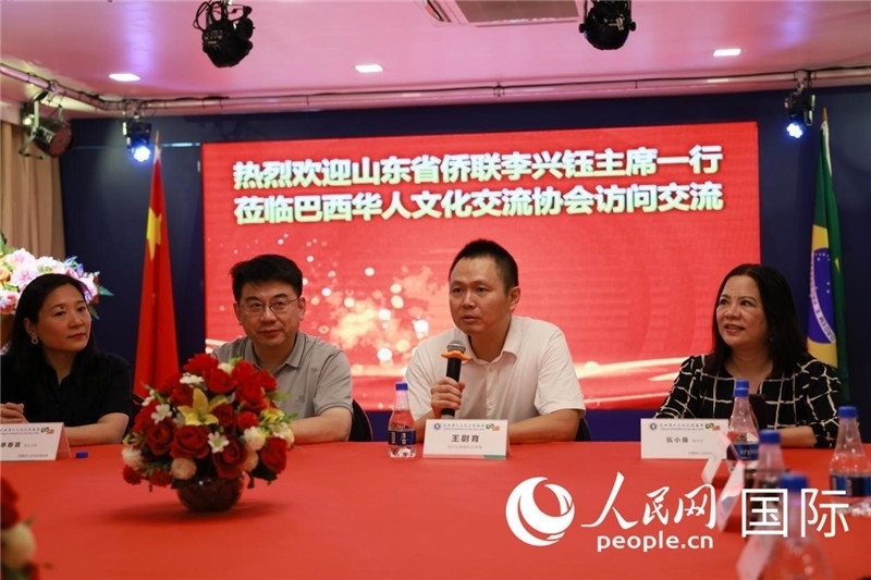 中國(guó)駐里約熱內(nèi)盧副總領(lǐng)事王尉育（右二）發(fā)表致辭。人民網(wǎng)記者宋亦然攝