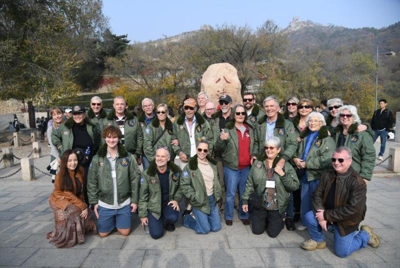 2023年10月29日，美國飛虎隊(duì)老兵莫耶一行人在北京八達(dá)嶺長城合影留念。