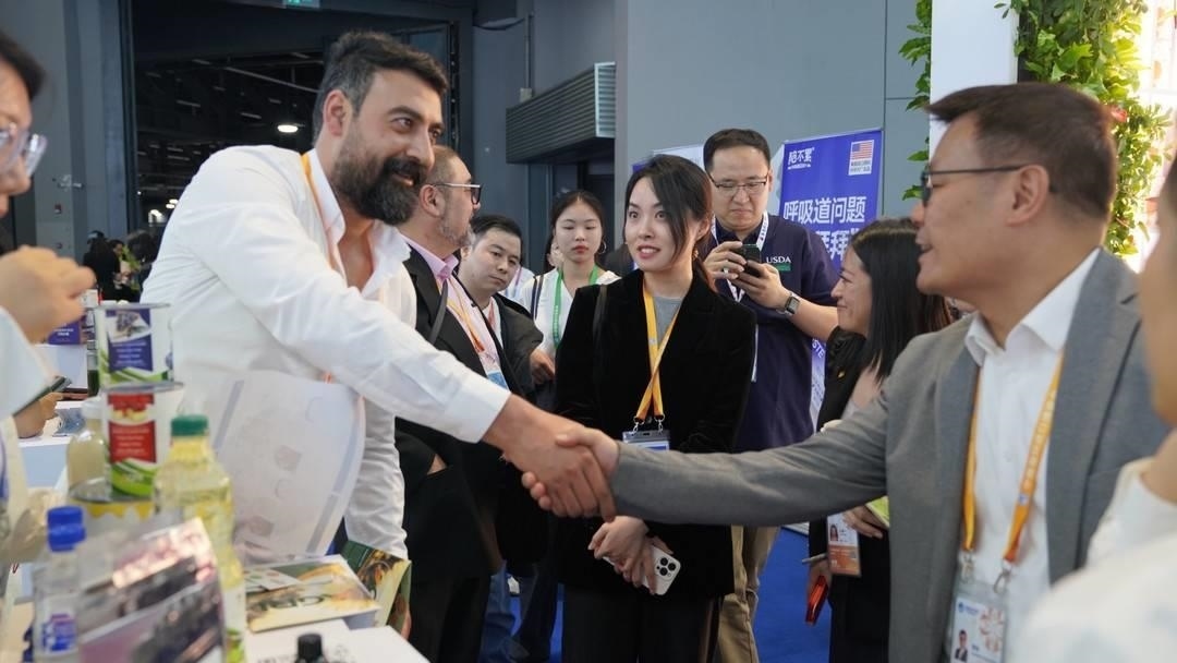 第六屆進(jìn)博會上，國內(nèi)一家超市行業(yè)的客商與來自美國佐治亞州的企業(yè)展商達(dá)成初步合作意向。