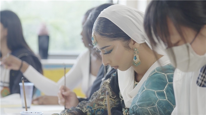 學(xué)生學(xué)習(xí)中國(guó)書(shū)法。帕特里克·謝德-西蒙茲攝