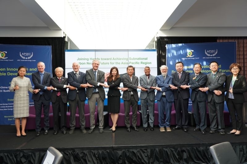 當(dāng)?shù)貢r(shí)間11月13日，2023年亞太經(jīng)合組織會(huì)議期間的重要邊會(huì)“綠色創(chuàng)新與可持續(xù)發(fā)展論壇”在舊金山舉行，有關(guān)學(xué)者、政府官員和清潔能源企業(yè)代表近200人出席。圖為參加論壇的主要嘉賓合影留念?？巳R爾·希斯莫爾 攝
