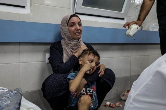 11月3日，人們在加沙城希法醫(yī)院接受治療。新華社發(fā)