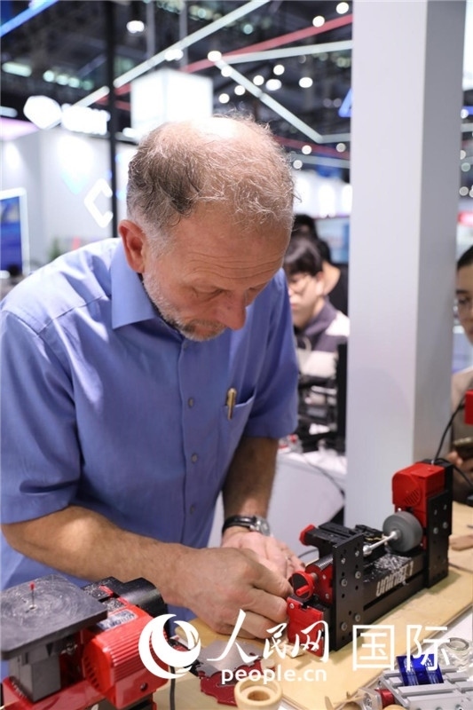 第25屆中國(guó)國(guó)際高新技術(shù)成果交易會(huì)15日在深圳開(kāi)幕，圖為展商現(xiàn)場(chǎng)演示精密加工工具。人民網(wǎng)記者 魯揚(yáng)攝