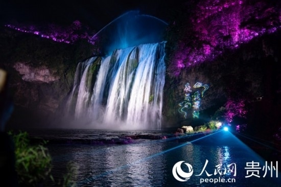 光影中的黃果樹大瀑布。人民網(wǎng) 陽茜攝