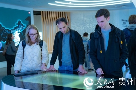在國(guó)家大數(shù)據(jù)（貴州）綜合試驗(yàn)區(qū)交流體驗(yàn)中心，歐亞國(guó)家記者體驗(yàn)貴州大數(shù)據(jù)應(yīng)用場(chǎng)景。人民網(wǎng) 陽茜攝