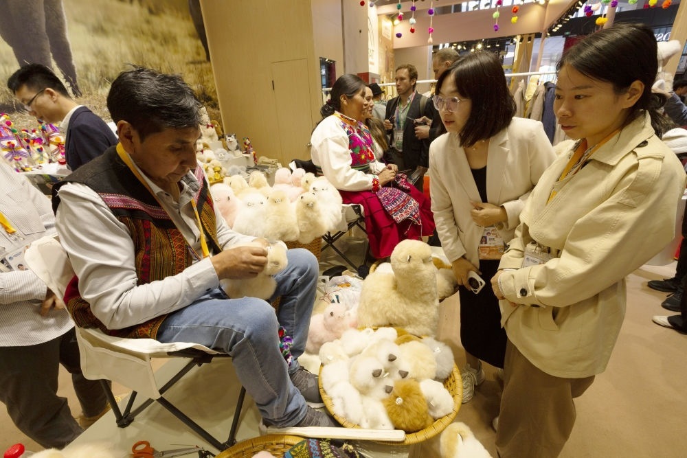 2023年11月7日，秘魯羊駝毛制品手藝人馬馬尼大叔在中國上海舉辦的第六屆進(jìn)博會(huì)上展示羊駝玩偶制作工藝。秘魯特色羊駝毛制品連續(xù)六屆在進(jìn)博會(huì)上亮相，收獲大量訂單。進(jìn)博會(huì)大舞臺(tái)讓秘魯傳統(tǒng)手藝人有了更廣闊的發(fā)展空間。