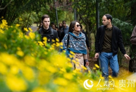 歐亞國(guó)家媒體記者走進(jìn)觀山湖公園。人民網(wǎng) 陽茜攝