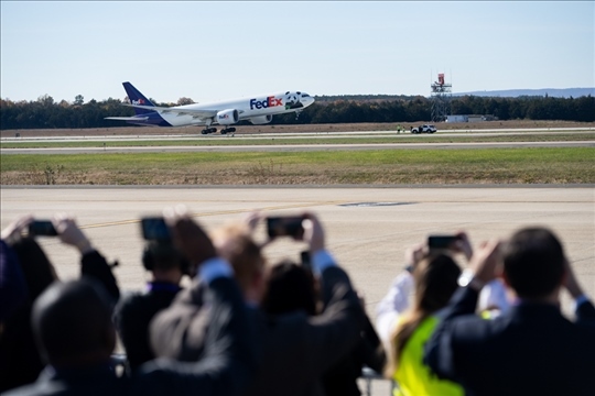 2023年11月8日，運(yùn)送大熊貓的專機(jī)從美國(guó)弗吉尼亞州的華盛頓杜勒斯國(guó)際機(jī)場(chǎng)起飛。旅居美國(guó)的大熊貓“美香”“添添”和它們?cè)谌A盛頓出生并長(zhǎng)大的雄性幼崽“小奇跡”當(dāng)天啟程返回中國(guó)。新華社記者 劉杰攝