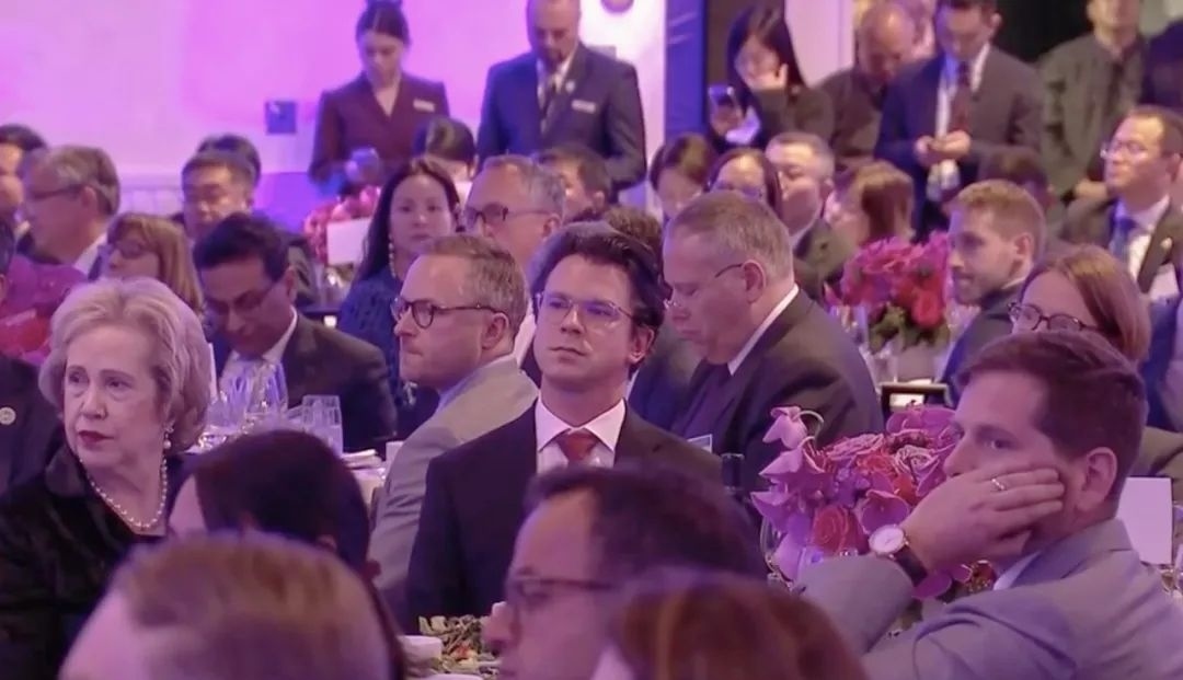 △當?shù)貢r間11月15日晚，習近平主席在美國友好團體聯(lián)合歡迎宴會上發(fā)表演講。圖為參加宴會的人士認真聆聽演講。