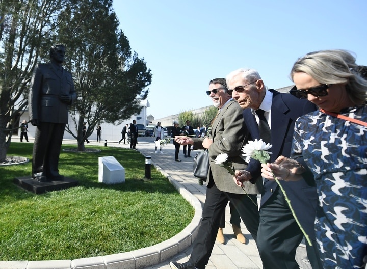 10月30日，在北京，飛虎隊(duì)老兵哈里·莫耶（中）向陳納德將軍雕像獻(xiàn)花。