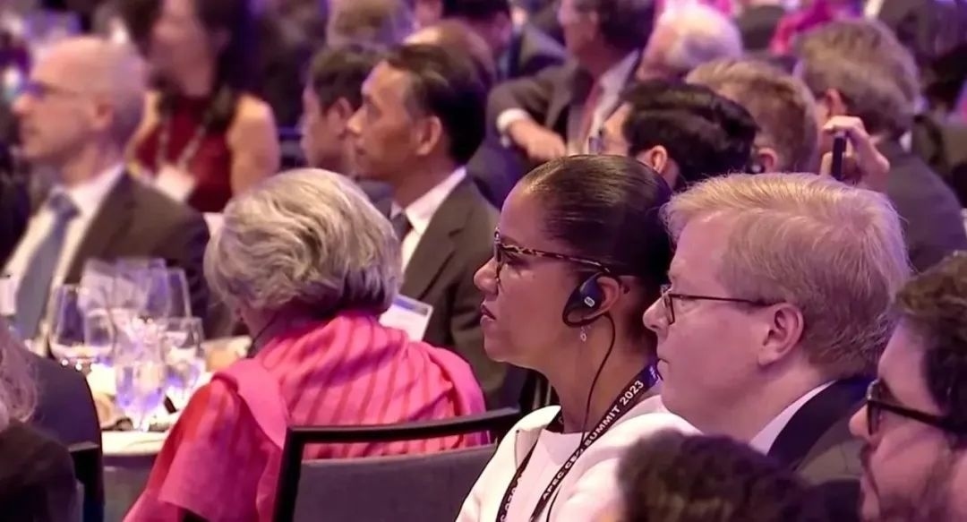 △參加宴會的人士認真聆聽演講。