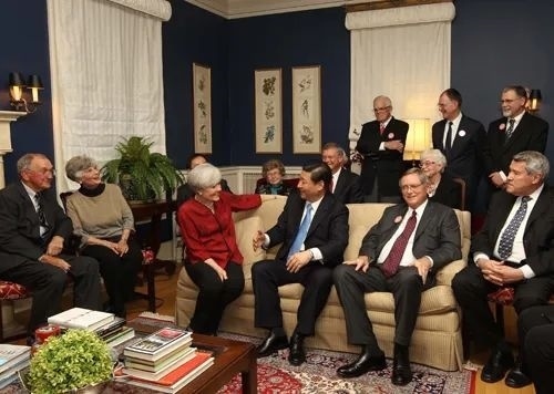 △2012年2月15日，習近平在前艾奧瓦州友好省州委員會委員蘭蒂夫人（左三）的家中回憶1985年訪問該地時的情景。