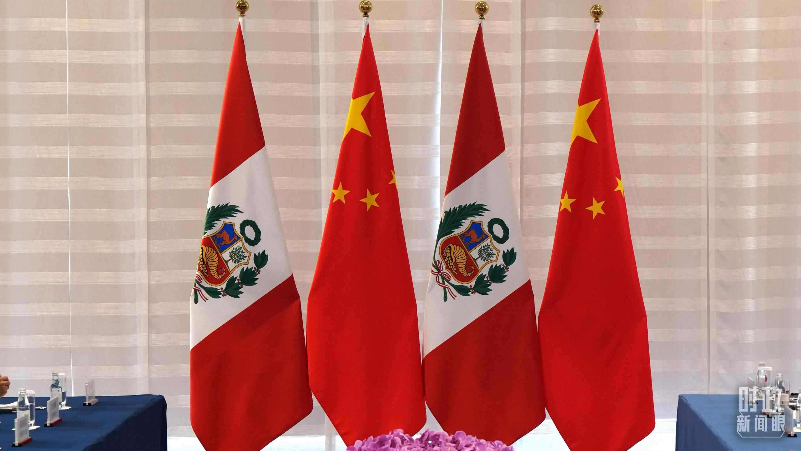 △會(huì)談現(xiàn)場(chǎng)的中秘兩國(guó)國(guó)旗。（總臺(tái)國(guó)廣記者李晉拍攝）