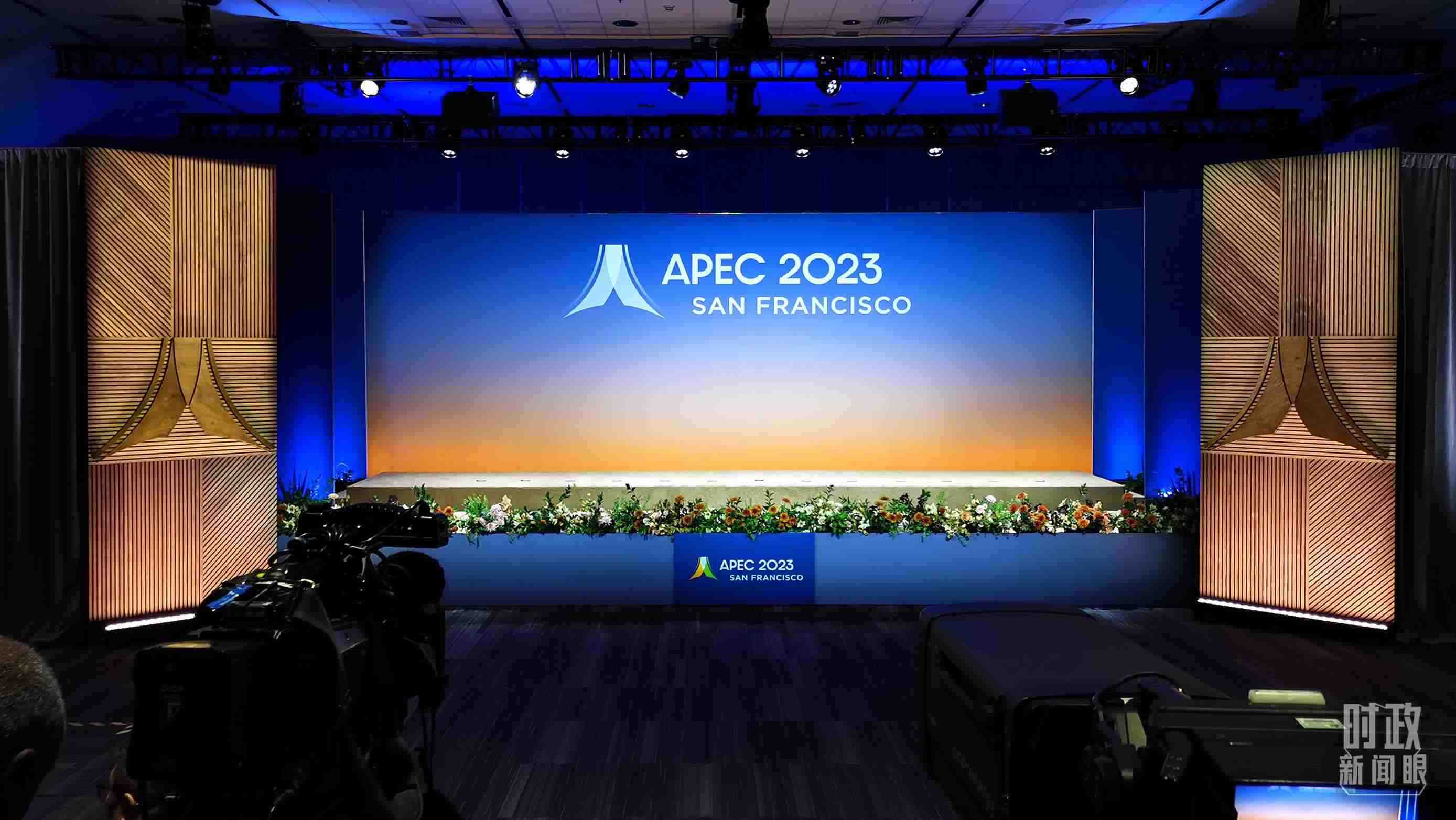 △16日，APEC領(lǐng)導(dǎo)人同東道主嘉賓在對(duì)話會(huì)前集體合影，圖為記者們?cè)诘却嫌伴_始。（總臺(tái)央視記者石偉明拍攝）