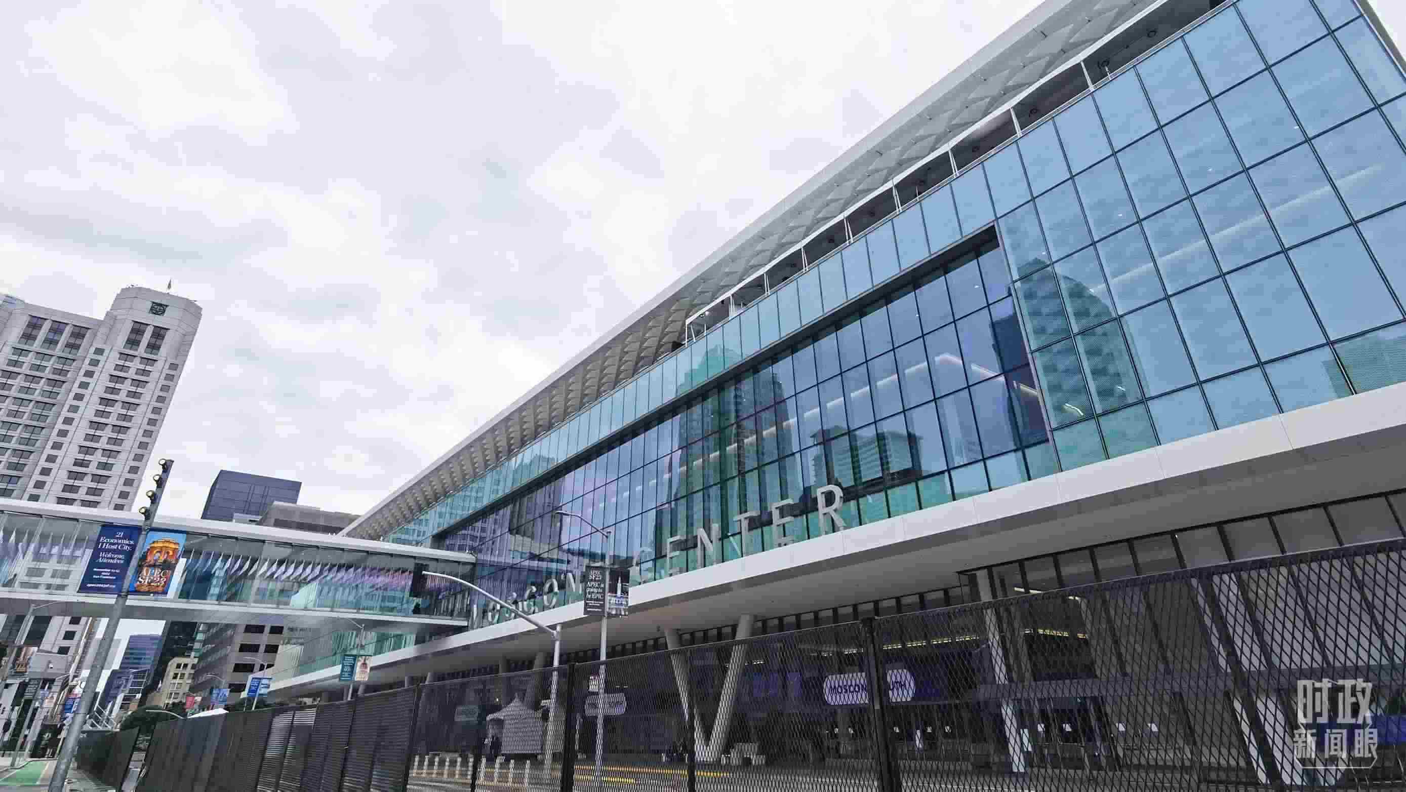 △美國(guó)舊金山，莫斯康中心，APEC第三十次領(lǐng)導(dǎo)人非正式會(huì)議在這里舉行。（總臺(tái)央視記者曹亞星拍攝）